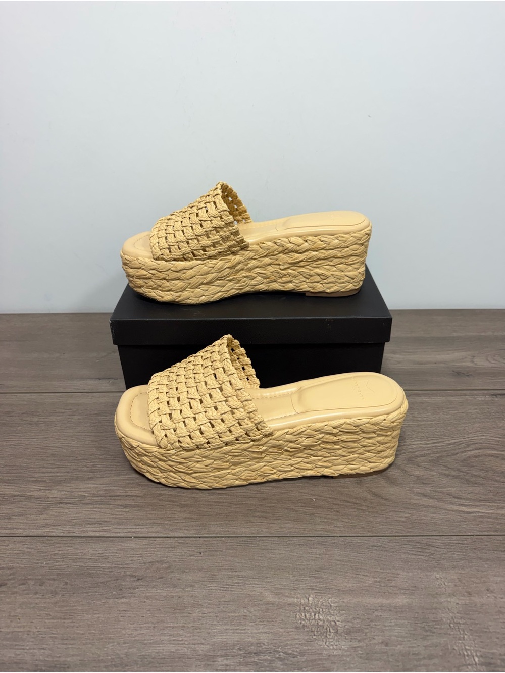 Brand new women’s Marc Fisher raffia platform slide sandals size 10
